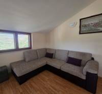 VRSI - dom s dvoma bytovými jednotkami - 250 m od mora - Pohovka v rohu miestnosti so sedacou súpravou, podlaha s dreveným dekorom, nástenný obraz.