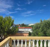 VRSI - dom s dvoma bytovými jednotkami - 250 m od mora - Výhľad z terasy so stromami v ulici Mulo v meste Vrsi, Zvláštne nehnuteľnosti.