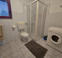 VRSI - dom s dvoma bytovými jednotkami - 250 m od mora - Kúpeľňa so sprchovacím kútom, práčkou a toaletou, Zvláštne nehnuteľnosti.