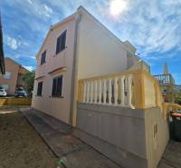 VRSI - dom s dvoma bytovými jednotkami - 250 m od mora - Zvláštne nehnuteľnosti vo Vrsi na ulici Mulo s veľkou terasou a záhradou.