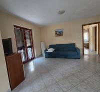 VRSI - dom s dvoma bytovými jednotkami - 250 m od mora - Interiér so sedačkou, televízorom a kachličkovou podlahou v Zvláštnych nehnuteľnostiach.