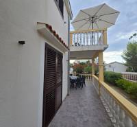 VRSI - dom s dvoma bytovými jednotkami - 250 m od mora - Balkón so stolom a stoličkami, slnečník, záhrada; Zvláštne nehnuteľnosti v ulici Mulo, Vrsi.