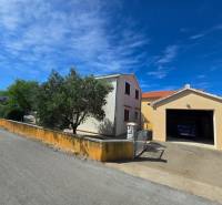 VRSI - dom s dvoma bytovými jednotkami - 250 m od mora - Dom so záhradou a garážou na ulici Mulo v meste Vrsi, Zvláštne nehnuteľnosti.