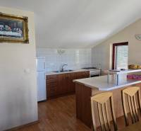 VRSI - dom s dvoma bytovými jednotkami - 250 m od mora - Kuchynská časť v Zvláštnych nehnuteľnostiach s podlahou s dreveným dekorom a dreveným nábytkom.