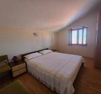 VRSI - dom s dvoma bytovými jednotkami - 250 m od mora - Spálňa so svetlom prenikajúcim cez okno, posteľou a podlahou s dreveným dekorom.
