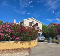 VRSI - dom s dvoma bytovými jednotkami - 250 m od mora - Kvetinová záhrada pred domom na ulici Mulo v meste Vrsi, Zvláštne nehnuteľnosti.