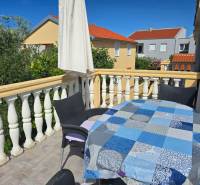 VRSI - dom s dvoma bytovými jednotkami - 250 m od mora - Balkón s posedením na nehnuteľnosti vo Vrsi na ulici Mulo, ideálne miesto na relax.