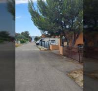 VRSI - dom s dvoma bytovými jednotkami - 250 m od mora - Ulica Mulo vo Vrsi so stromami a zaparkovanými autami, Zvláštne nehnuteľnosti.