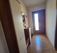 VRSI - dom s dvoma bytovými jednotkami - 250 m od mora - Chodba so skriňou a vchodovými dverami, podlaha s dreveným dekorom. Zvláštne nehnuteľnosti.