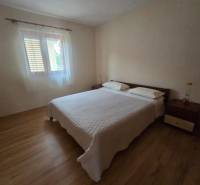 VRSI - dom s dvoma bytovými jednotkami - 250 m od mora - Spálňa so svetlou stenou, posteľou a podlahou s dreveným dekorom v Zvláštnych nehnuteľnostiach.