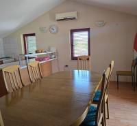 VRSI - dom s dvoma bytovými jednotkami - 250 m od mora - Interiér so stolom a stoličkami, kuchyňa, podlaha s dreveným dekorom, Zvláštne nehnuteľnosti.