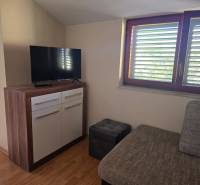 VRSI - dom s dvoma bytovými jednotkami - 250 m od mora - Interiér so sedačkou, televízorom na skrinke a podlahou s dreveným dekorom. Zvláštne nehnuteľnosti.