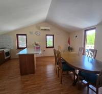 VRSI - dom s dvoma bytovými jednotkami - 250 m od mora - Jedáleň a kuchyňa so svetlými stenami, podlahou s dreveným dekorom a nábytkom.