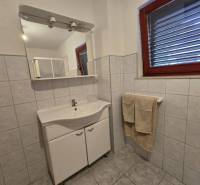 VRSI - dom s dvoma bytovými jednotkami - 250 m od mora - Kúpeľňa so svetlými obkladačkami, zrkadlom a umývadlovou skrinkou, Zvláštne nehnuteľnosti.