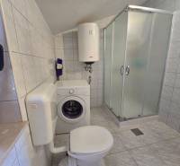 VRSI - dom s dvoma bytovými jednotkami - 250 m od mora - Kúpeľňa zariadená práčkou, sprchovacím kútom a bojlerom v Zvláštnych nehnuteľnostiach.