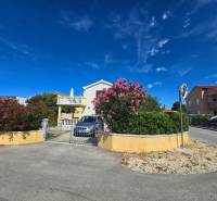 VRSI - dom s dvoma bytovými jednotkami - 250 m od mora - Dvojpodlažná budova so záhradou na ulici Mulo vo Vrsi, Zvláštne nehnuteľnosti.