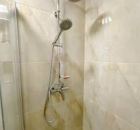 Kompletne zrekonštruovaná garzónka na prenájom, Internátna ulica - Sprchový kút s keramickými obkladmi a dažďovou sprchou v garsónke.