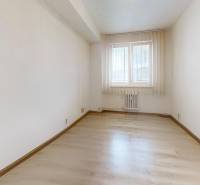 2 izbový prerobený byt v Trenčíne Pred polom, balkón + pivnica - Svetlá miestnosť s oknom a podlahou s dreveným dekorom v 2-izbovom byte.