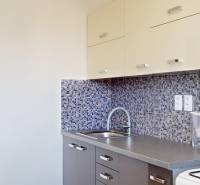 2 izbový prerobený byt v Trenčíne Pred polom, balkón + pivnica - Kuchyňa s mozaikovým obkladom v 2-izbovom byte, s dreveným dekorom kuchynských skriniek.