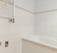 | 2-izbový byt + parking, ul. Východná | Trenčín - Kúpeľňa s vaňou a bielymi obkladačkami v 2-izbovom byte.