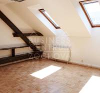 Reprezentatívne kancelárske priestory 121m2, Zochova ul., Staré Mest - Podkrovné kancelárie s oknami a podlahou s dreveným dekorom.