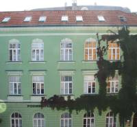 Reprezentatívne kancelárske priestory 121m2, Zochova ul., Staré Mest - Zelená fasáda budovy na Zochovej ulici v Bratislava-Staré Mesto, pokryté popínavými rastlinami, kancelárie.