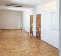 Reprezentatívne kancelárske priestory 121m2, Zochova ul., Staré Mest - Kancelária s bielymi stenami, dreveným dekorom podlahy a tromi dverami.