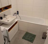 VÝMENA! Nový 2+kk s park. miestom a lodžiou za 3+1, Rača, Bratislava - Kúpeľňa v 2-izbovom byte s vaňou, umývadlom a práčkou.