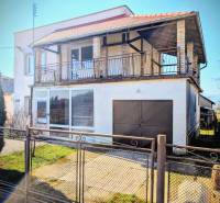 Rodinný dom s veľkou terasou a garážou v  Lastovciach za  73 500 € - Rodinný dom na Novej ulici v Lastovciach s priestrannou terasou a garážou.