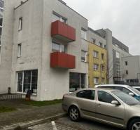 ÚTULNÝ 2 IZBOVÝ BYT - SILVANIUM  - Budova na Silvanovej ulici v Pezinku s parkovacími miestami pred 2-izbovými bytmi.