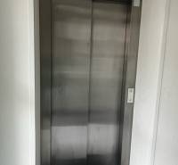 ÚTULNÝ 2 IZBOVÝ BYT - SILVANIUM  - Výťah v 2-izbovom byte, Silvanová ulica, Pezinok, ponúka pohodlný prístup.