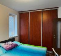 ÚTULNÝ 2 IZBOVÝ BYT - SILVANIUM  - Spálňa v 2-izbovom byte so vstavanou skriňou a posteľou.