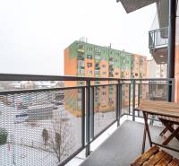 SVETLÝ ZARIADENÝ 2-IZBOVÝ BYT S BALKÓNOM - LA VITA  - Balkón 2-izbového bytu na L.Novomeského v Pezinku s výhľadom na farebný panelák.