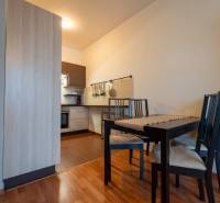 SVETLÝ ZARIADENÝ 2-IZBOVÝ BYT S BALKÓNOM - LA VITA  - Jedáleň a kuchyňa s podlahou s dreveným dekorom v 2-izbovom byte.