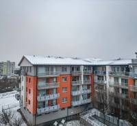 SVETLÝ ZARIADENÝ 2-IZBOVÝ BYT S BALKÓNOM - LA VITA  - Bytový dom na ulici L. Novomeského v Pezinku s priestrannými balkónmi, zasnežený výhľad.