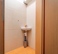 SVETLÝ ZARIADENÝ 2-IZBOVÝ BYT S BALKÓNOM - LA VITA  - Kúpeľňa v 2-izbovom byte s umývadlom a podlahou s dreveným dekorom.