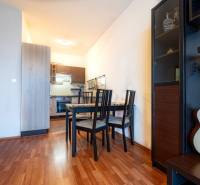 SVETLÝ ZARIADENÝ 2-IZBOVÝ BYT S BALKÓNOM - LA VITA  - Jedálenský kút s kuchyňou v 2-izbovom byte, podlaha s dreveným dekorom, gitara.