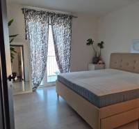 3-izb. byt v obci Blatná na Ostrove, balkón, lodžia, novostavba - Spálňa s veľkou posteľou, rastlinami, zrkadlom a závesmi v 3-izbovom byte.