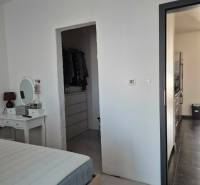 3-izb. byt v obci Blatná na Ostrove, balkón, lodžia, novostavba - Spálňa so zrkadlom, vstupom do šatníka a chodbou v 3-izbovom byte.