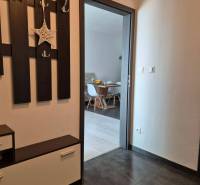 3-izb. byt v obci Blatná na Ostrove, balkón, lodžia, novostavba - Chodba so sklápacím nábytkom a pohľadom do jedálne v 3-izbovom byte.