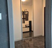 3-izb. byt v obci Blatná na Ostrove, balkón, lodžia, novostavba - Chodba v 3-izbovom byte s dlažbou a vstavanou skriňou.