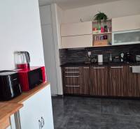 3-izb. byt v obci Blatná na Ostrove, balkón, lodžia, novostavba - Kuchyňa v 3-izbovom byte s modernými spotrebičmi a dekoratívnym drevom.