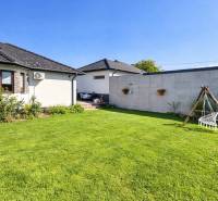 RADO I 4-IZBOVY murovaný ROD.DOM I RAJKA - Rodinný dom v Rajke s udržiavanou záhradou, trávnikom a závesnou hojdacou sieťou.