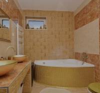 RADO I 4-IZBOVY murovaný ROD.DOM I RAJKA - Kúpeľňa s vaňou, umývadlami a oknom v Rodinnom dome, s tehlovým obkladom.
