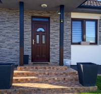 RADO I 4-IZBOVY murovaný ROD.DOM I RAJKA - Vstup do rodinného domu v Rajke s kamenným obkladom a dlažbou.