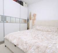 RADO I 4-IZBOVY murovaný ROD.DOM I RAJKA - Spálňa v rodinnom dome s veľkou skriňou a plyšovým medveďom na posteli.