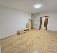 PRENÁJOM Bánovce nad Bebravou/ 2 IZBOVÝ BYT / CENTRUM/ LOGGIA /PIVNICA - Svetlá izba v 2-izbovom byte s podlahou s dreveným dekorom a nábytkom.