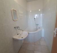 Ubytovanie pre zamestnancov, 64 m2, Tulská ul., Zvolen - Západ - Kúpeľňa v Budove s rohovou vaňou, bielym umývadlom a svetlými obkladačkami.