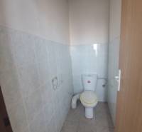 Ubytovanie pre zamestnancov, 64 m2, Tulská ul., Zvolen - Západ - Toaleta v budove s keramickými obkladmi a dlažbou.