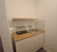 Ubytovanie pre zamestnancov, 64 m2, Tulská ul., Zvolen - Západ - Kuchynský kút s drezom a odkvapkávačom, Budova, svetlé obklady, biela skrinka.